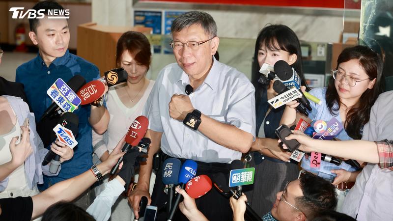 柯文哲換電子手環貼上「萊爾校長:我是苯駢芘」 笑稱刑具展示