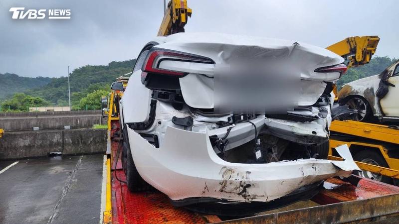 賓士猛撞特斯拉!未保持安全距離 車頭、車尾都開花