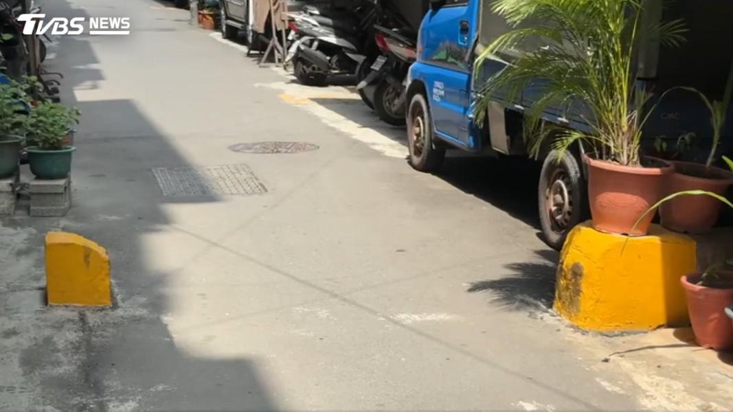 新莊巷弄黃色石塊遭質疑路霸,居民稱40多年前地下為菜市場,建造石塊防止大車進入。(圖/TVBS)