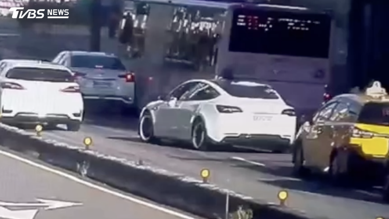 公車撞轎車路中央開嗆!警方到場一查:兩駕駛通通毒駕