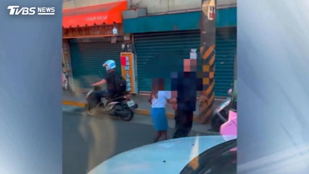 公車行安天使(車掌小姐)拚命勸架。(圖/TVBS)(圖/TVBS)