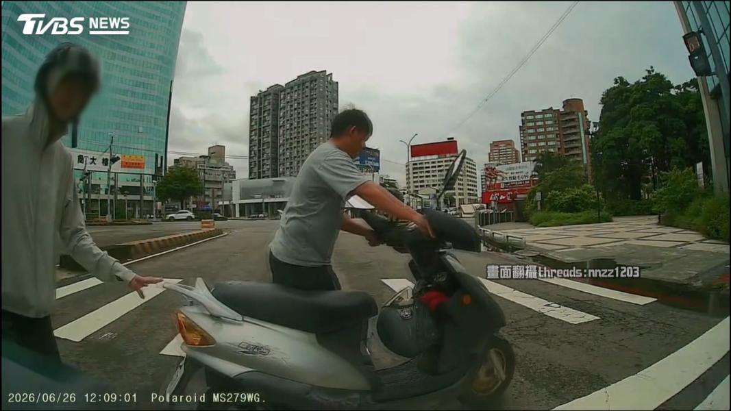 女騎士停紅燈遭追撞「韌帶撕裂」 控警引導和解不做筆錄(圖/TVBS)