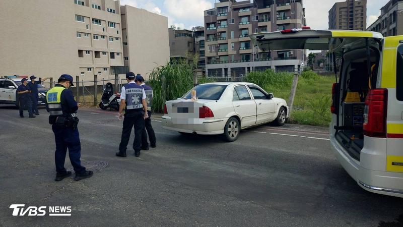高雄轎車詭譎前行撞護欄 開門赫見「男屍腰折」癱死駕駛座
