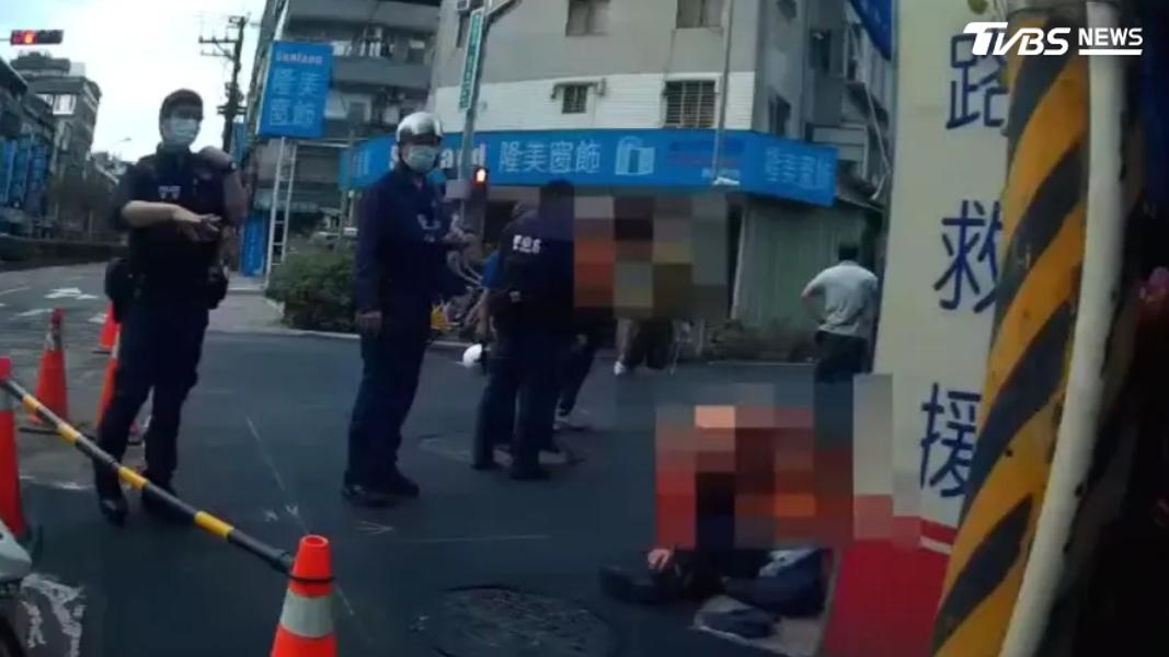 義交被推倒在地撞到頭成植物人死亡。(圖/TVBS)