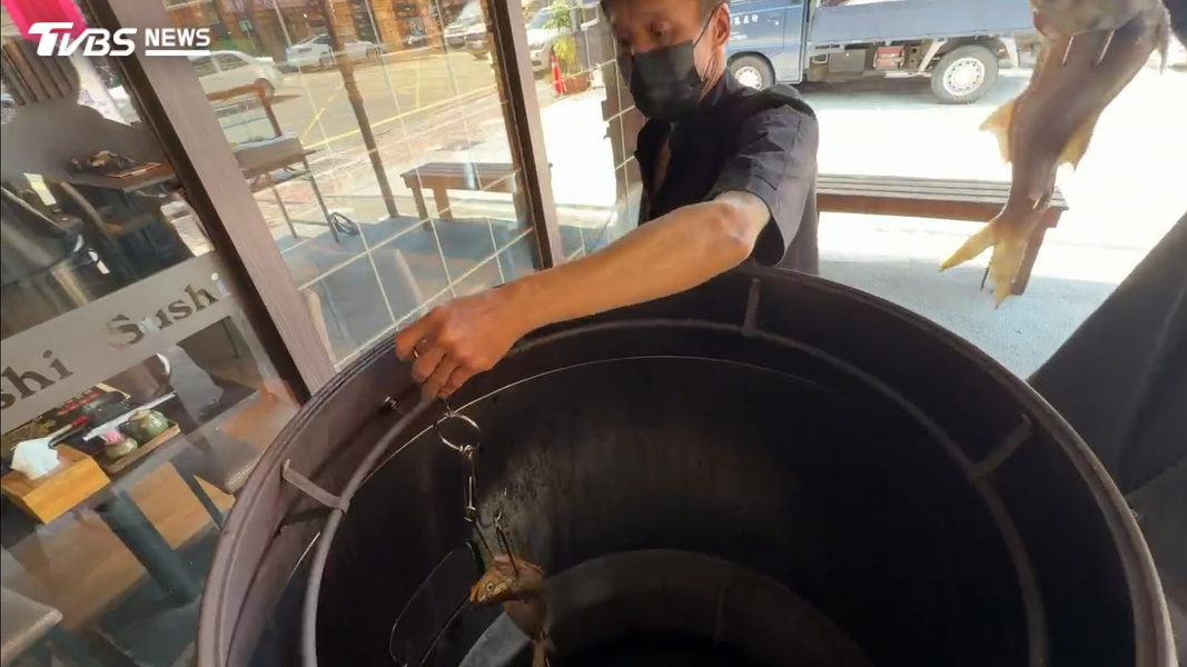業者表示,當初剛好有朋友多了一個烤鴨爐沒在使用,便決定拿來嘗試看看(圖/TVBS)