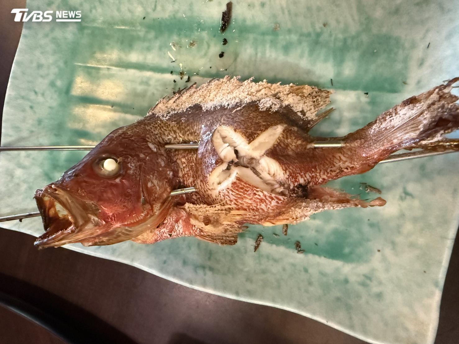全新嘗試吊爐燒魚,預計在8月中旬正式開賣,這道自行研發的創新吊爐燒料理,能否獲得饕客青睞,值得關注。(圖/TVBS)