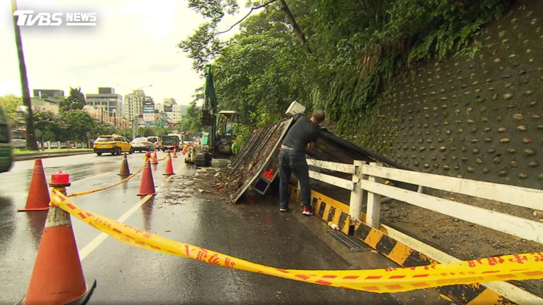 七年前北市內湖公車亭倒塌國賠案件,公務員代墊醫藥費助傷者,帳戶多64萬還款,一度成貪汙被告。(圖/TVBS)