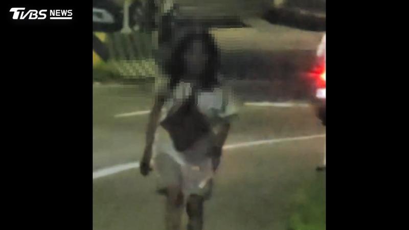 老婦迷航深夜遊蕩街頭。(圖/TVBS)