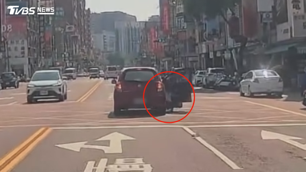 高雄市三民區建工路4日下午驚傳一起跳車事件,情侶車內爭執!女跳車狠摔馬路 男關門駛離留她赤腳穿車流(圖/翻攝Threads@peimo4704)