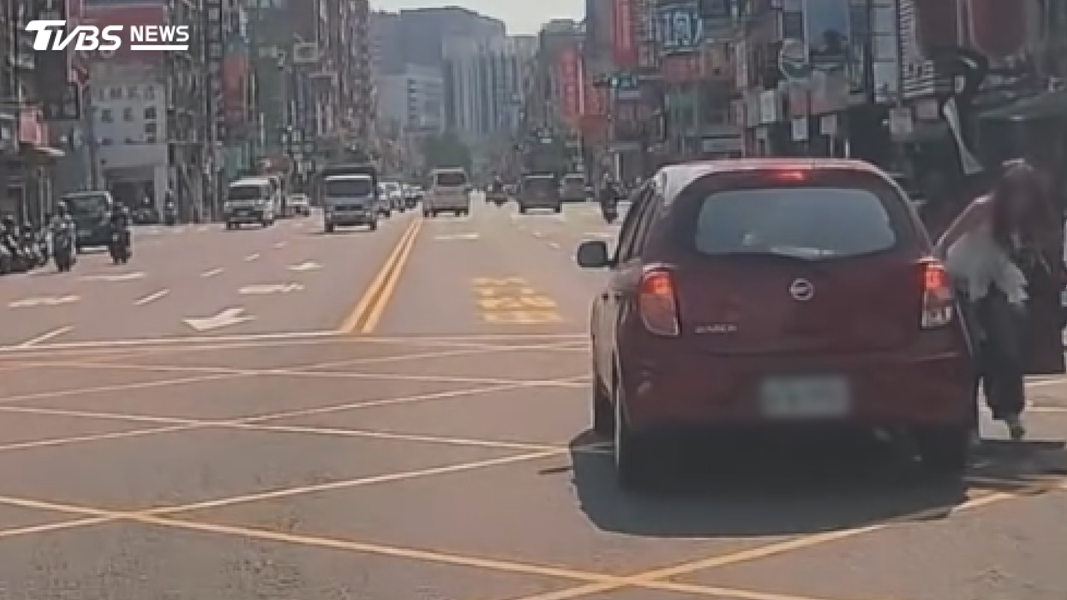 目擊民眾表示,這裡車流量有時候蠻多的,不小心可能會發生危險(圖/翻攝Threads@peimo4704)