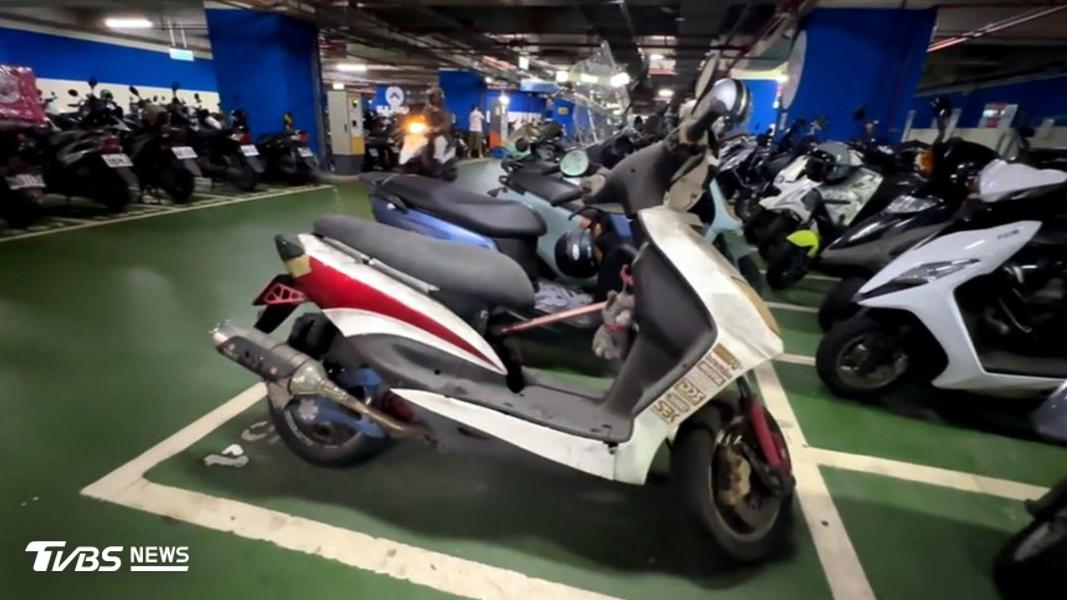 白色機車「車牌註銷」,遭控丟南港車站停車場近十年。(圖/TVBS)