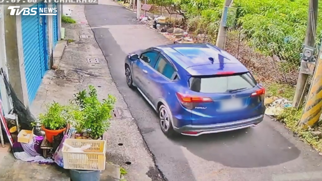林姓嫌犯在舉家逃亡前,曾於住家巷口整理車輛、清空後車廂,隨後載著妻兒一家四口逃往台中(圖/TVBS)