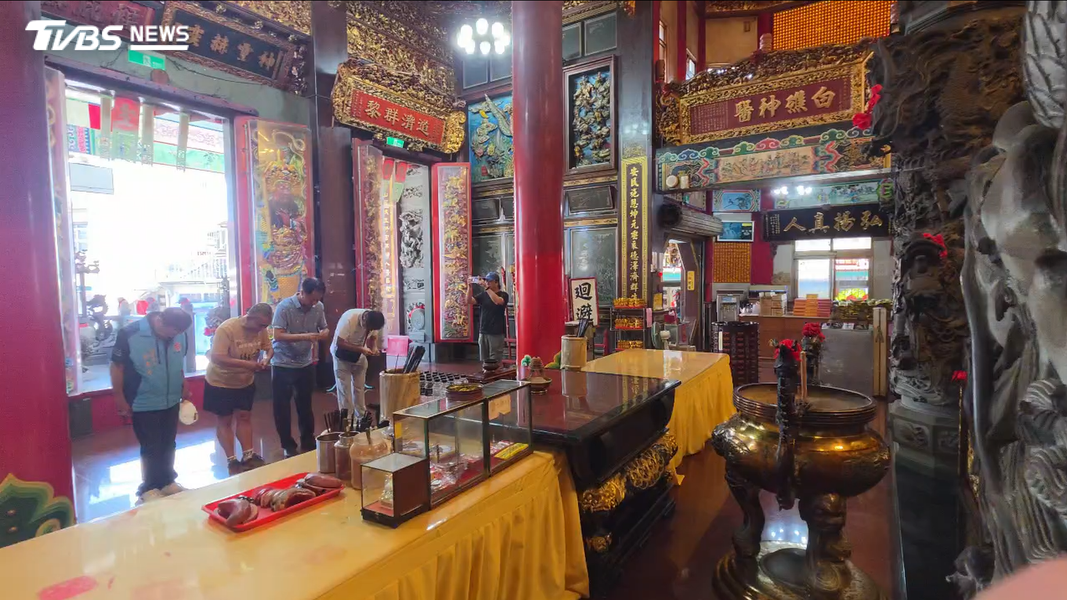 鎢王命案一度卡關!警連跑多間宮廟求神,隔天竟鎖定嫌犯身分,案件進展有如神助,順利破案後,偵查隊長也特地回到宮廟謝神(圖/TVBS)