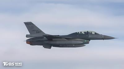 漢光演習首日驚傳軍機意外 F-16降落時偏離衝出跑道