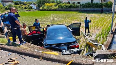 宜蘭車禍! 泛舟貨車碰撞轎車「衝入田裡」