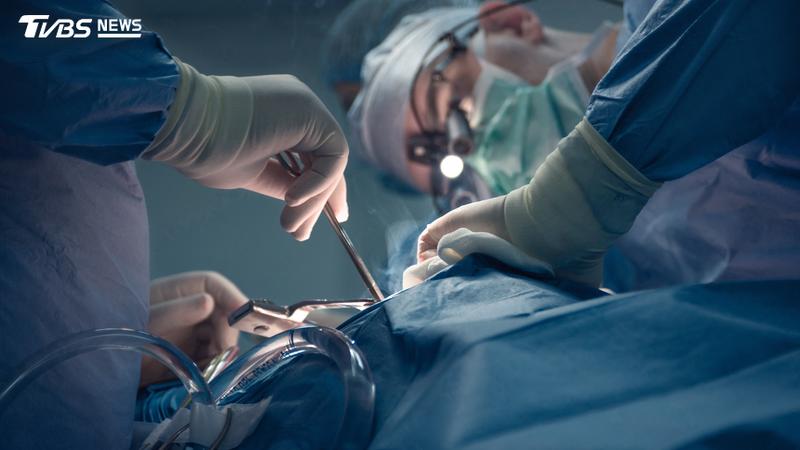 權威外科醫接錯器官!英男腸道被封 「全回流到胃」無法排便險死