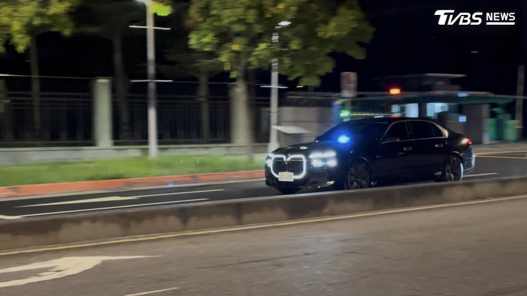 TVBS在國防部周邊直擊總統車隊。(圖/TVBS)