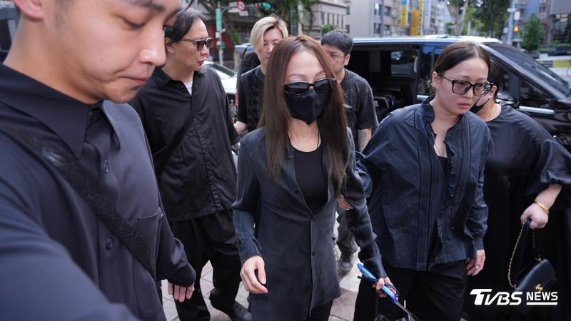 張韶涵、孫燕姿都來了!淚眼慟別化妝師陳聆薇 修杰楷低調露面