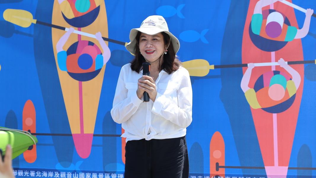 基隆市副市長邱佩琳於日前出席「無障礙獨木舟勇渡基隆嶼」活動時致詞並為身障勇士加油勉勵。(圖/基隆市政府提供)