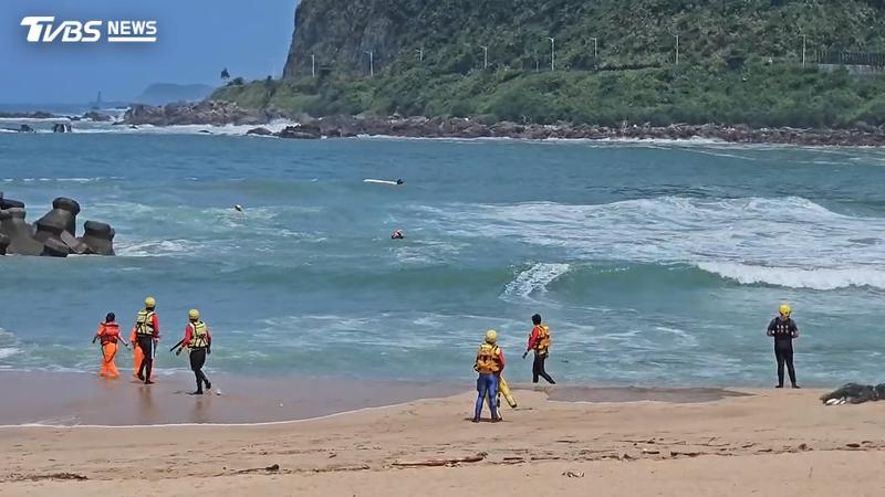 快訊/基隆大武崙海灘驚傳泳客戲水失聯 警消海巡搜救中