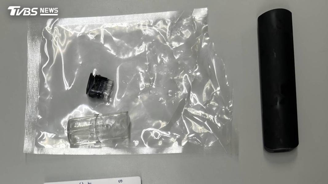警方現場查獲電子煙與喪屍煙彈(圖/TVBS)