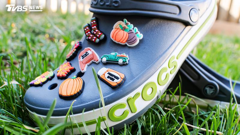 穿錯恐傷腳!專家:長時間穿Crocs洞洞鞋 易引發「足底筋膜炎」