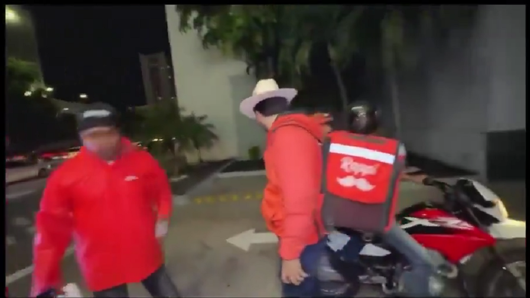 墨西哥一名23歲網紅日前在街頭直播時慘遭槍殺,整個過程全被鏡頭拍下。(圖/X)