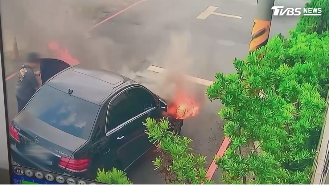 台南仁德有駕駛開著賓士上路,才出家門沒多久,車子就突然冒煙起火,駕駛情急之下,又一度返回車內(圖/TVBS)