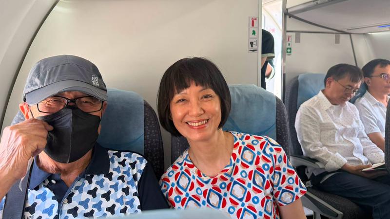 巧搭同班機!賴坤成曬劉櫂豪「臭臉照」後首鬆口:一定會同台