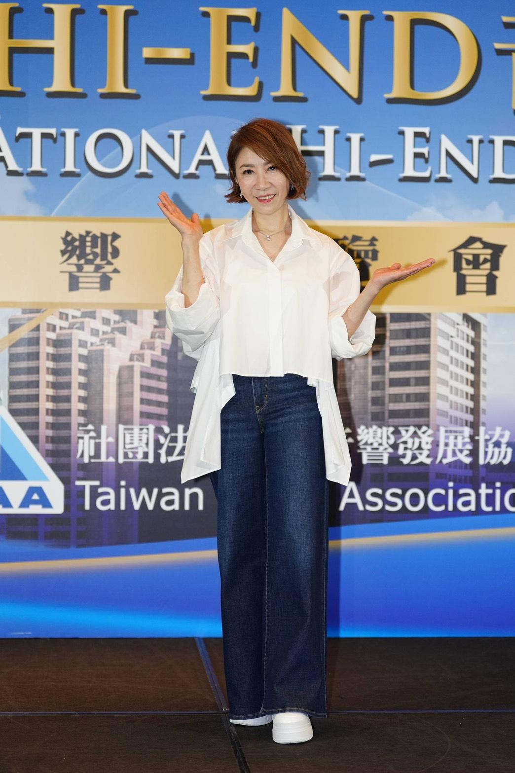 李翊君和檢場感情好得很。(圖/黃盈容攝)