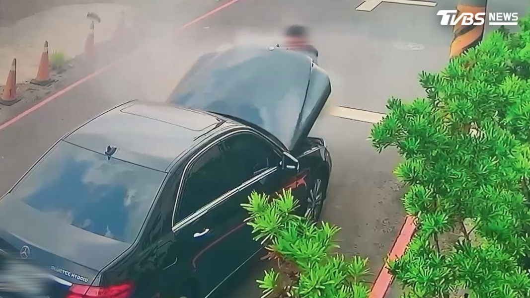 徐先生一時心急,把引擎蓋一打開,大量濃煙直接撲面而來,竟又返回車內,似乎想將車輛往旁邊移動(圖/TVBS)