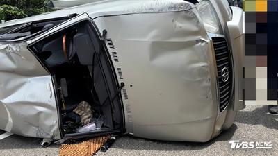 國1自小客失控撞護欄 車體撞爛掀蓋2名八旬老婦受傷嚇壞