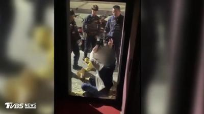 獨家/猛砸酒吧玻璃門!報警苦等20分鐘 店員「1招」警秒到場