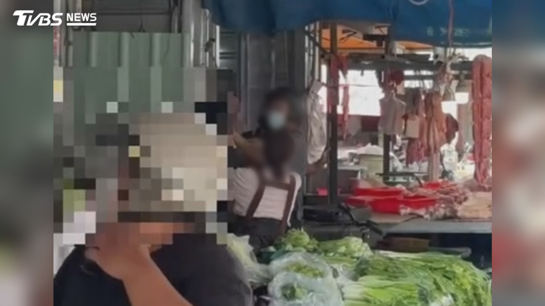 高雄小港區的二苓市場,一名豬肉攤的業者,當街動手打國中女兒的嘴巴,一旁民眾見狀急忙上前阻擋。(圖/翻攝臉書@小港大小事)