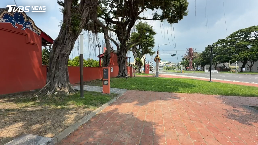 屏東江小姐,日前獨自一人在孔廟附近散步,遭3土狗攻擊,大腿跟臀部都有傷,飼主拒道歉她怒提告。(圖/TVBS)
