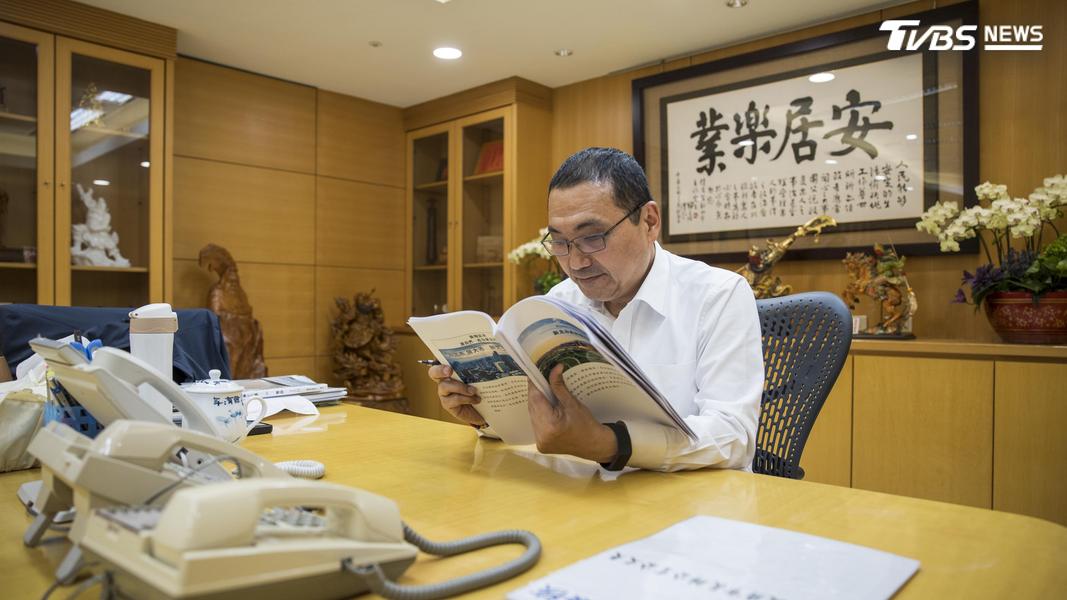 侯友宜長年篤信關聖帝君,自擔任刑事局副局長時便一直擺放在辦公室,一路陪伴侯友宜歷經不同職務。(圖/侯友宜辦公室提供)
