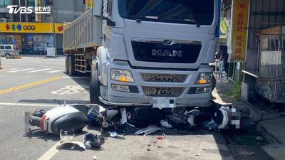 桃園6車連環撞!整排機車捲進曳引車底 3人濺血送醫