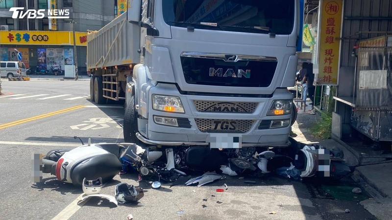 桃園6車連環撞!整排機車捲進曳引車底 3人濺血送醫