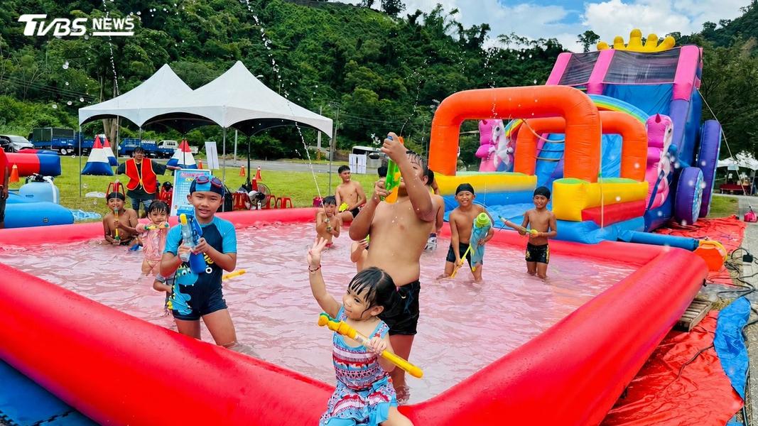 茂林情人谷水樂園限時4天 巨型氣墊滑梯免費玩