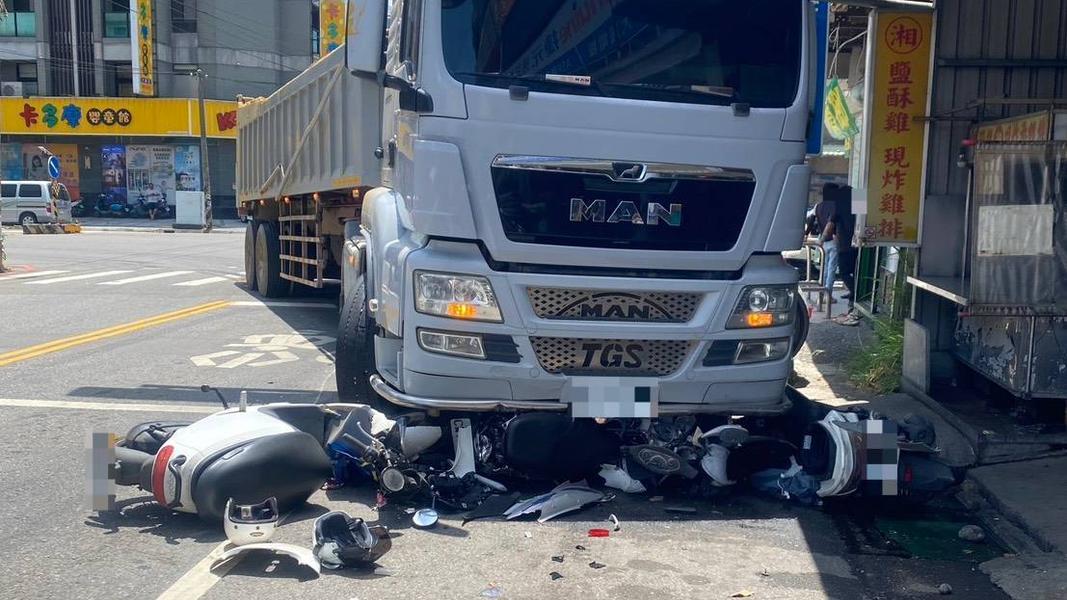 小貨車突右轉!聯結車煞不住衝撞路口