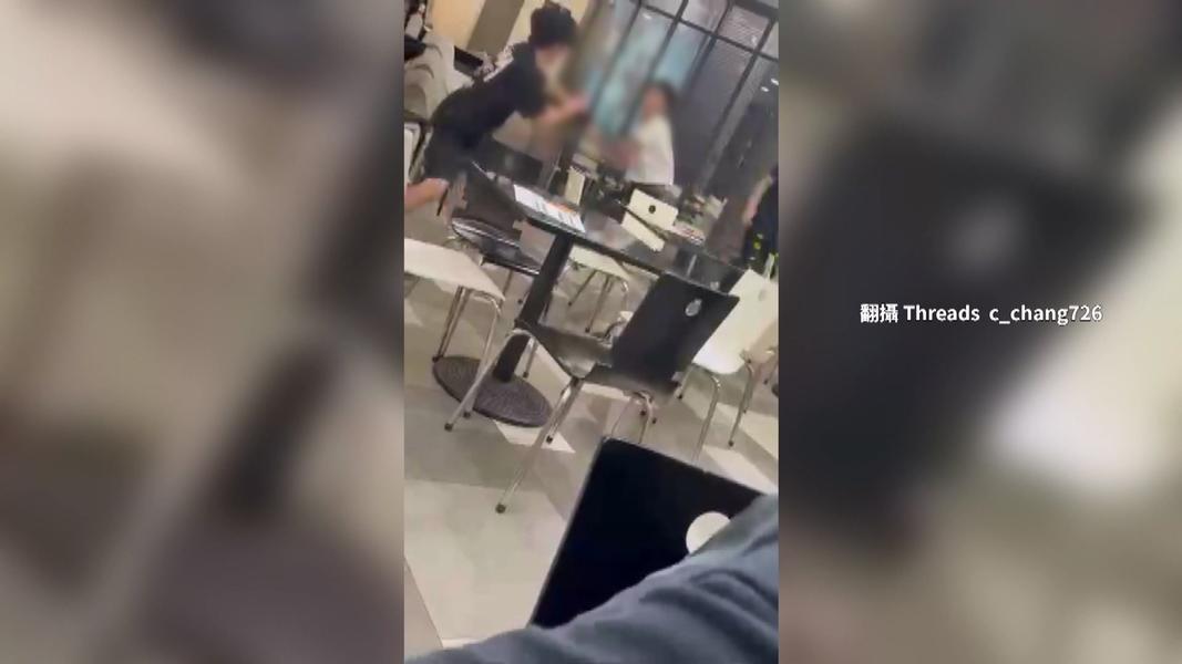 紅茶店內狹路相逢!男遭球棒爆頭血流不止 怒吼:一個都別跑。(圖/Threads c_chang726)