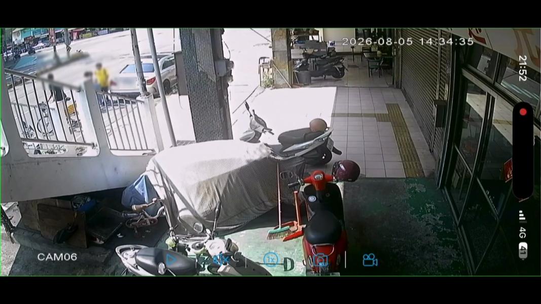 台中2天2起離譜車禍!鑽車縫撞人、YouBike撞豪車落跑 。(圖/民眾提供)