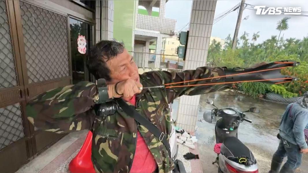 屏東縣府移除綠鬣蜥計畫,前七個月除了已經抓到9萬多隻,冠軍綠鬣蜥獵人,還獲得近百萬的超商禮券。(圖/TVBS)