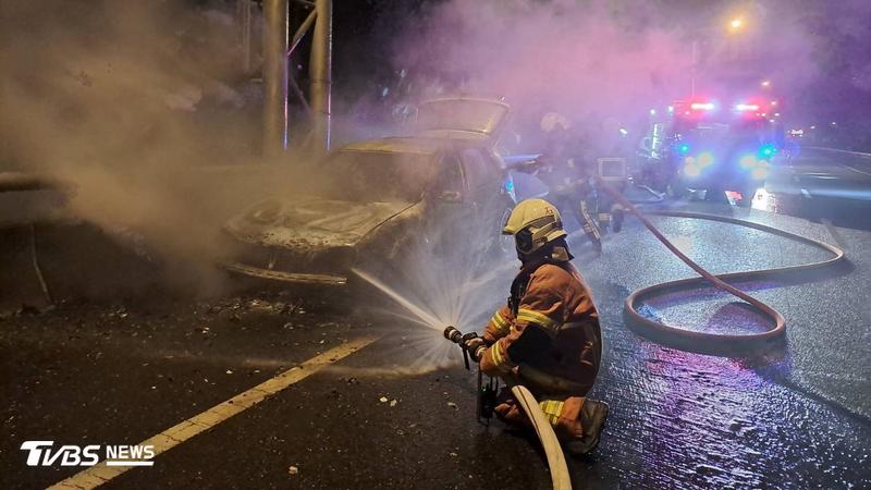 國5深夜火燒車!小客車「秒變火球」濃煙竄天 車上3人驚逃