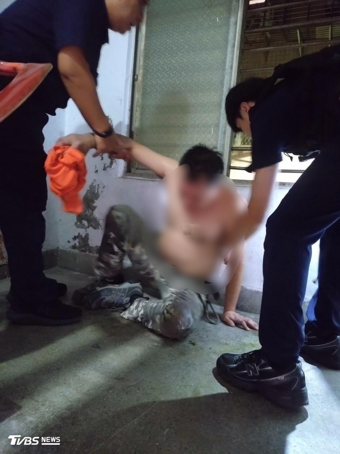 警方於同日凌晨1時45分,在興德路某公寓樓梯間查獲邱姓男子。(圖/TVBS)