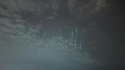 香港夜空驚現「神秘藍光」!天文台揭真相:罕見光柱現象