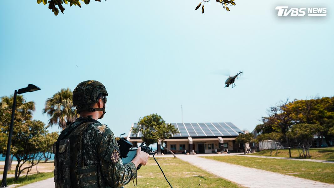 官兵操作無人機實施戰場環境偵蒐。(圖/第四作戰區提供)
