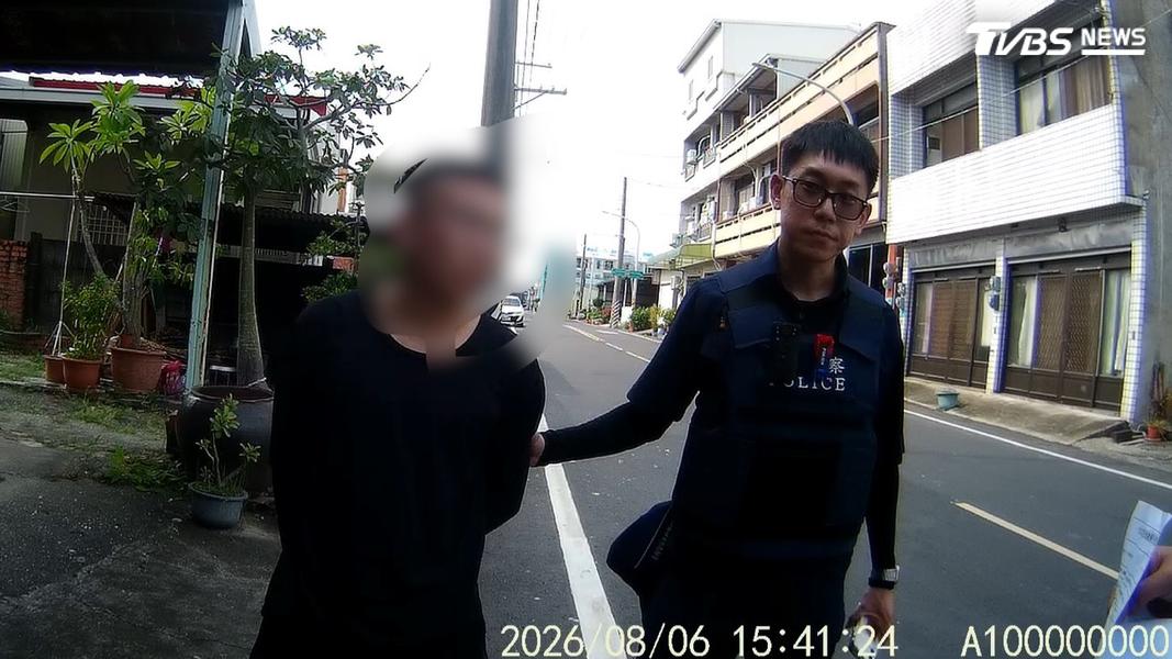台南六甲地區車手直接前往被害者住家,持偽造的地檢署公文,企圖收取40萬元費用。鄰居察覺異狀,通報警方(圖/TVBS)