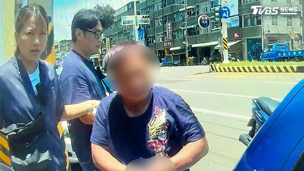 收水手很心虛,拒絕配合警方、一直想走一直否認,警方早就知道他要和受害者面交,也聽到他疑似跟詐騙集團聯繫(圖/TVBS)