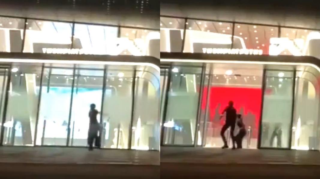 這位女性開砸後,現場立刻有人上前制止。(圖/翻攝自韓網)